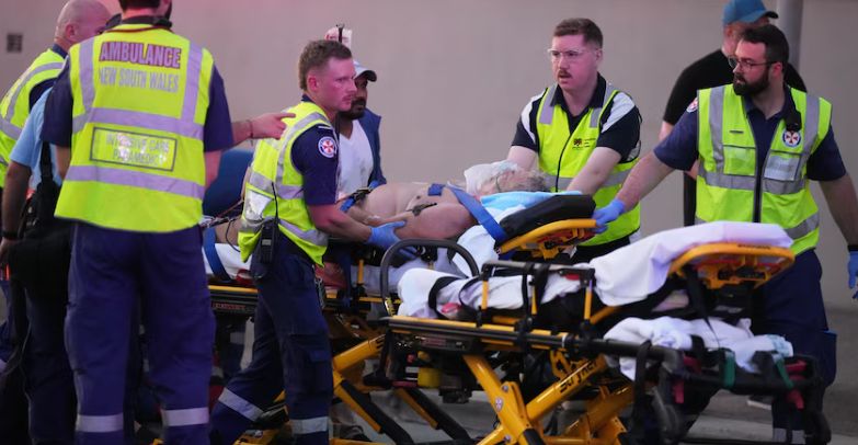 الإسعاف ينقل المصابين الإسعاف ينقل المصابين