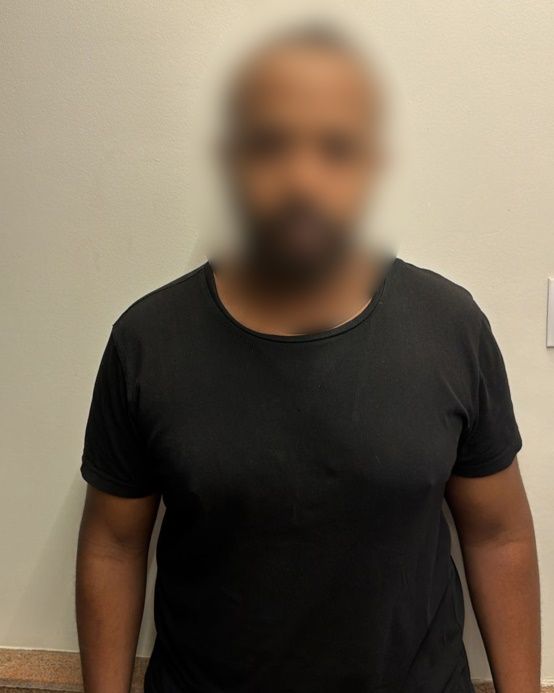 ضبط عامل بمقهى بعد اتهامه بمطاردة ومضايقة طالبة في الزمالك