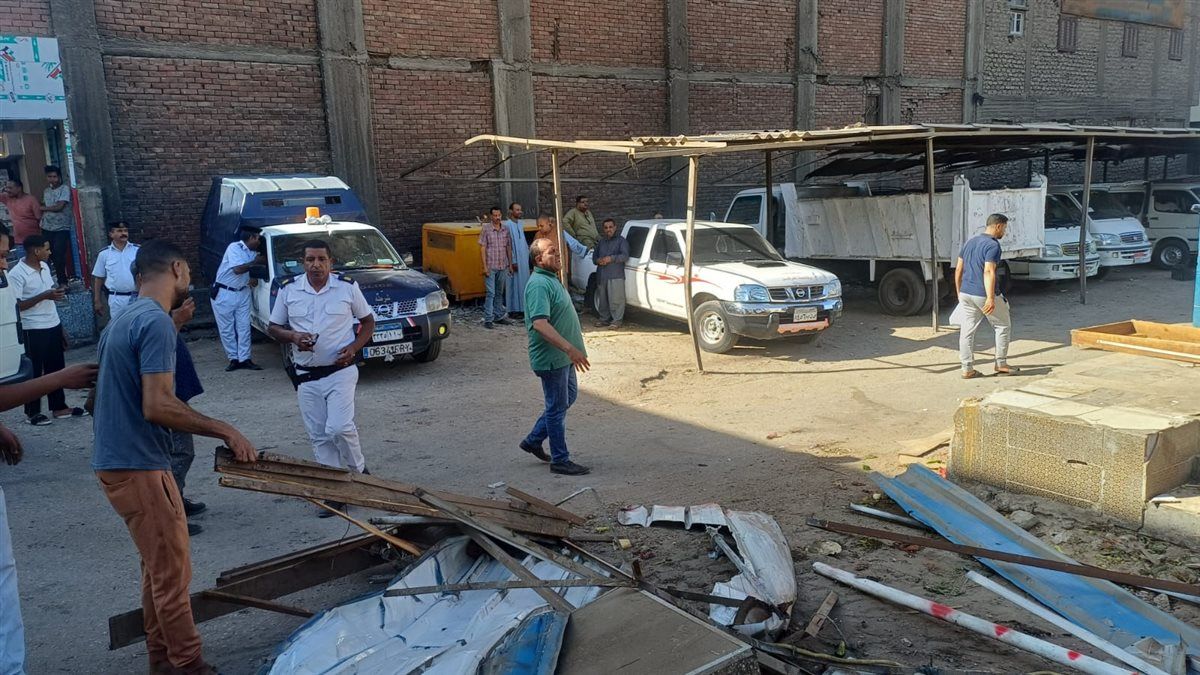 إزالة المحال القديمة بمحيط موقف هو بنجع حمادي تمهيدًا لإنشاء بوابة ودورات مياه، فيتو