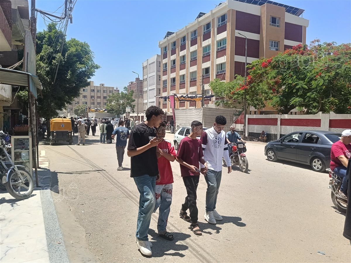 توافد الطلاب على لجان امتحانات الثانوية العامة،فيتو