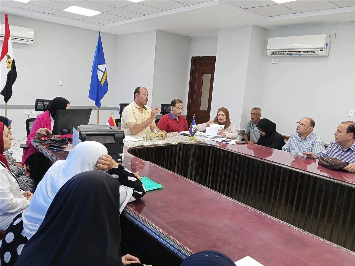 رئيس مدينة دمياط يلتقي المواطنين لبحث شكواهم في اليوم المفتوح