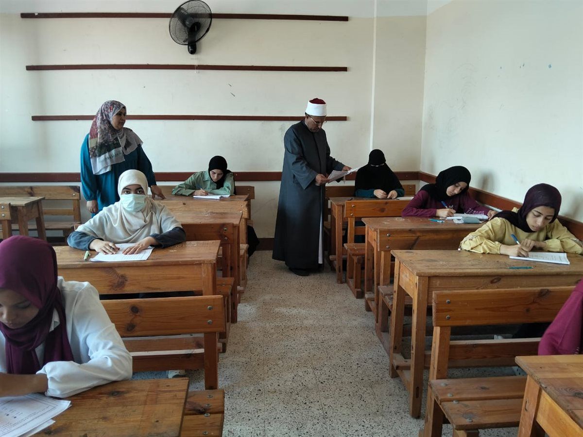 جانب من جولة رئيس منطقة الإسماعيلية بلجنة الامتحانات، فيتو