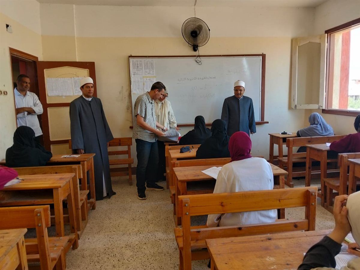 جانب من جولة رئيس منطقة الإسماعيلية بلجنة الامتحانات، فيتو