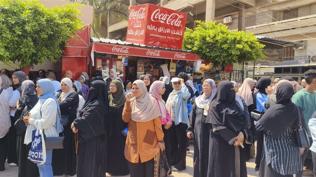 قلق أولياء الأمور أمام لجان الثانوية العامة بالدقهلية