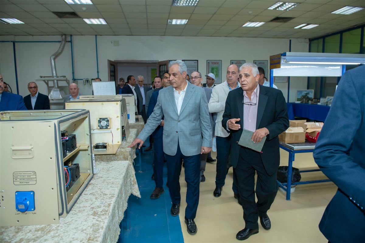 وزير الدولة للإنتاج الحربي يتفقد شركة بنها للصناعات الإلكترونية