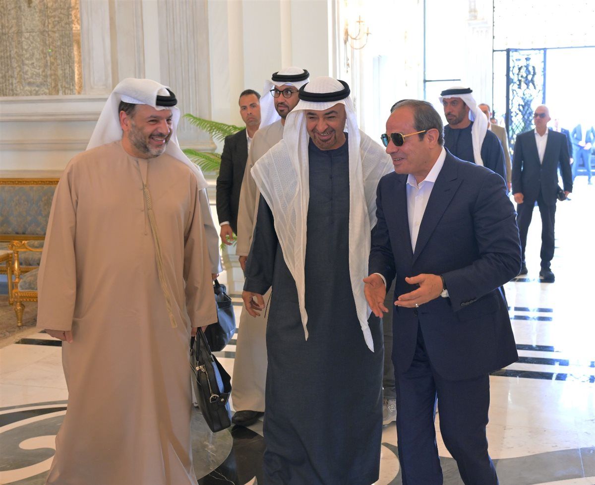 توديع السيسي لـ محمد بن زايد في مطار العلمين الدولي 