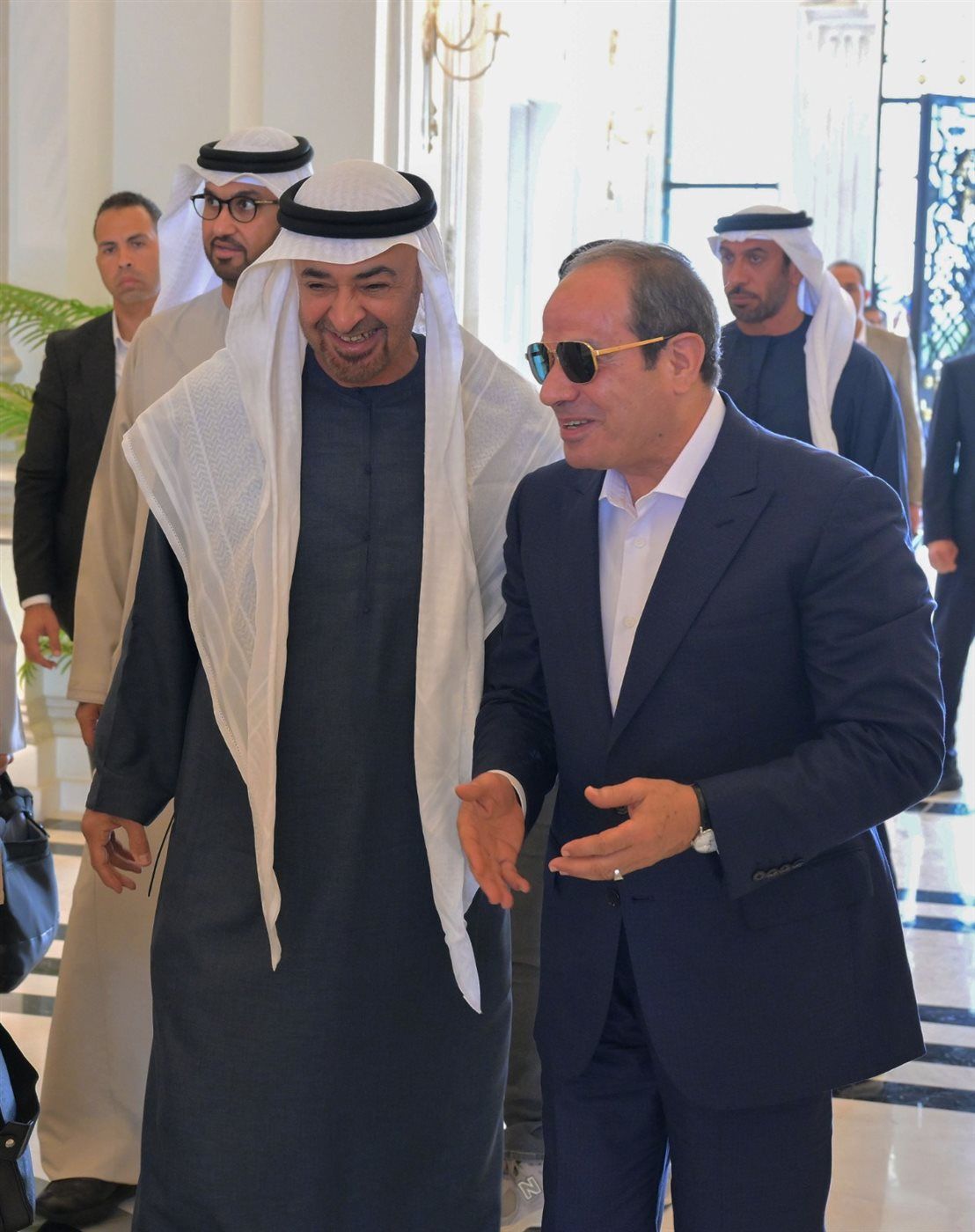 توديع السيسي لـ محمد بن زايد في مطار العلمين الدولي 
