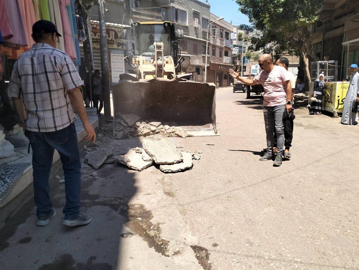  إزالة الأرصفة المخالفة واللافتات غير المرخصة بشوارع الجمالية في الدقهلية