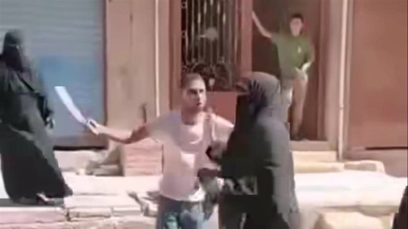 شاب يحمل سلاحًا أبيض