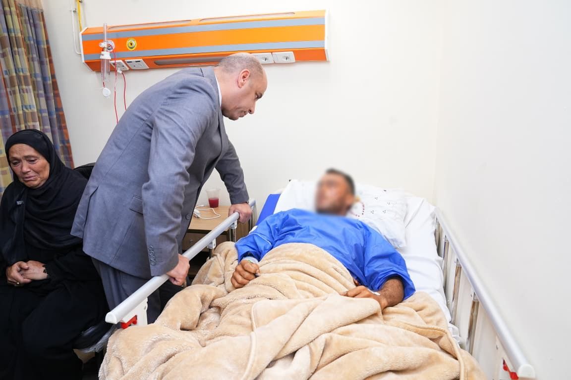 وزير العمل يتفقد المصابين في حادث الإسماعيلية ويطمئن على حالتهم الصحية  