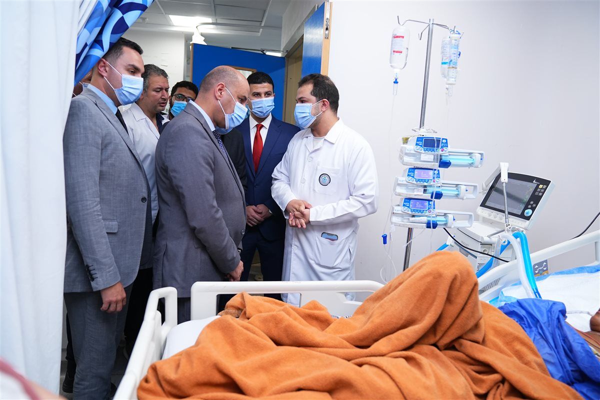 وزير العمل يتفقد المصابين في حادث الإسماعيلية ويطمئن على حالتهم الصحية  