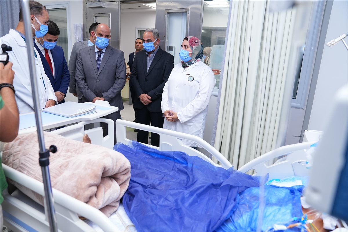 وزير العمل يتفقد المصابين في حادث الإسماعيلية ويطمئن على حالتهم الصحية  