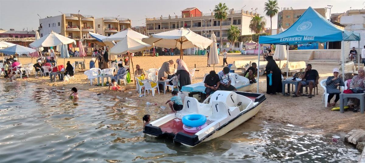 جانب من إقبال المصطافين على الشواطئ، فيتو