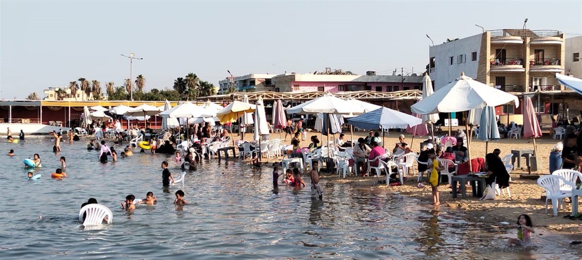 جانب من إقبال المصطافين على الشواطئ، فيتو