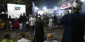 بملابس العيد، توافد المصلين على ساحة مسجد مصطفى محمود (فيديو وصور)