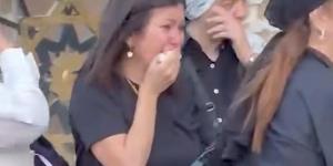 عياط وصدمة.. انهيار الإعلامية دينا رامز في جنازة والدها| صور