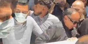 وصول جثمان والد منة شلبي لبدء مراسم الجنازة.. فيديو