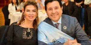 ألقت عليه نظرة الوداع اليوم.. علاقة هاني شاكر وزوجته وسر امتدادها لـ 40 عام