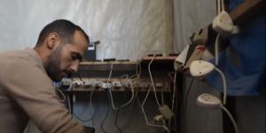 بـ«لوح شمسي واحد».. كيف أنقذت «خيمة محمد» للشحن مئات الفلسطينيين من العزلة في غزة؟