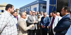محافظ الفيوم يتابع ميدانياً تشغيل توسعات محطة العزب للمياه ويتفقد سيارات الصرف الصحي الجديدة