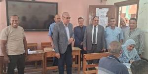 مدير مديرية التعليم بالقليوبية يتفقد أعمال تصحيح امتحانات الشهادة الإعدادية