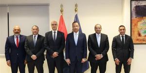 وزير الاتصالات يشهد مراسم توقيع ملاحق تراخيص شريحة الطفل
