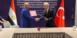 وزير النقل ونظيره التركي يوقعان مذكرة لتعزيز التعاون في مجال الممرات الدولية
