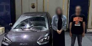 الأمن يضبط سمسارا وفتاة ارتكبا أفعالا خادشة للحياء داخل سيارة بالإسكندرية
