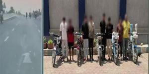 فيديو قادهم للسقوط، الداخلية تضبط أصحاب «استعراضات الموت» بالدراجات النارية في الغربية