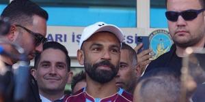 محمد صلاح يظهر بالقميص 10 لدى وصوله إلى مدينة طرابزون (فيديو)
