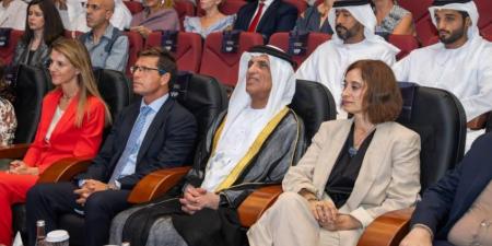 سعود بن صقر يشهد العرض الخاص لفيلم «بُناة قصر الحمراء» (فيديو)