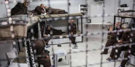 كاتس يوقع أمراً بمنع الصليب الأحمر من زيارة مئات الأسرى الفلسطينيين