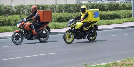 دبي تمنع سير دراجات التوصيل في الحارات السريعة يساراً