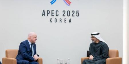 خالد بن محمد بن زايد ورئيس وزراء نيوزيلندا يبحثان التعاون الاقتصادي والاستثماري