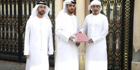 أهالي دبا الحصن يحتفون بـ «علمنا على بيوتنا»