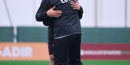 انفراجة
      في
      معسكر
      الفراعنة..
      حسام
      حسن
      يحتضن
      إمام
      عاشور
      ويؤكد:
      "مفيش
      مشاكل"