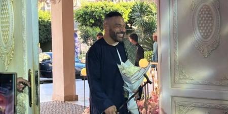 جلباب
      صعيدي
      وعروس
      محجبة..
      الصور
      الأولى
      من
      حفل
      زفاف
      الفنان
      محمد
      خميس