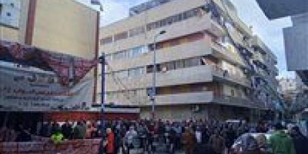 في طوابير طويلة.. الناخبون ينتظرون للإدلاء بأصواتهم أمام اللجان الانتخابية بالبحيرة