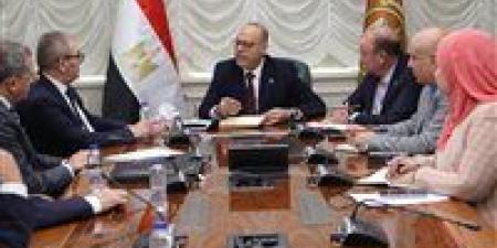 تهيئة بيئة عمل آمنة وجاذبة للاستثمار.. وزير العمل يبحث تحديات صناعة الملابس مع اتحاد الصناعات