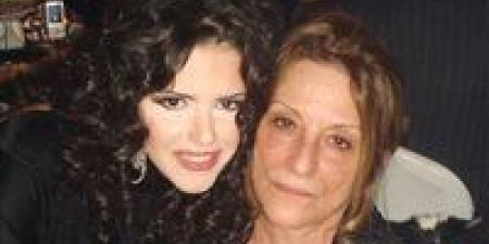 ستة سنوات سوداء.. دنيا عبد العزيز تحيي الذكرى السادسة لوفاة والدتها