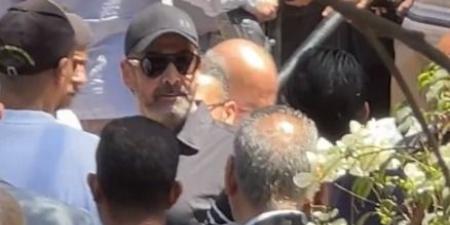 أبرزهم كريم عبد العزيز.. نجوم الفن يواسون منة شلبي في جنازة والدها