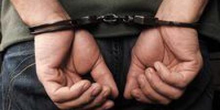 محاضر وهمية.. القبض على عاطل انتحل صفة موظف للنصب على أصحاب المحلات بالهرم