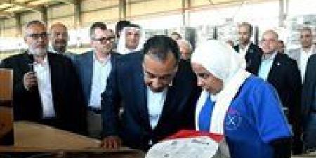 رئيس الوزراء يفتتح مصنع شركة "بوريكس للزجاج المحدودة" بمنطقة السخنة الصناعية