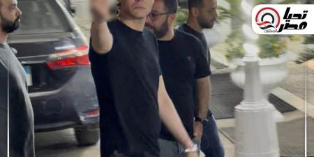 حركة غير أخلاقية.. أمير عيد يثير الجدل في عزاء والد طليقته ليلى الفاروق|صورة