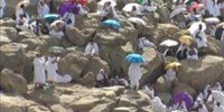 من على جبل عرفات.. حجاج بيت الله يتضرعون بالدعاء للرحمن في يوم عرفة
