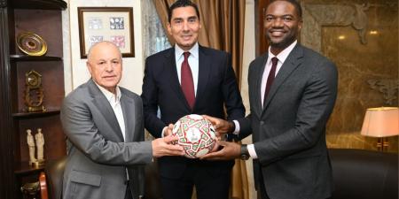 بحضور رئيس الاتحاد المصري.. وزير الرياضة يلتقي الأمين العام للاتحاد الأفريقي لكرة القدم