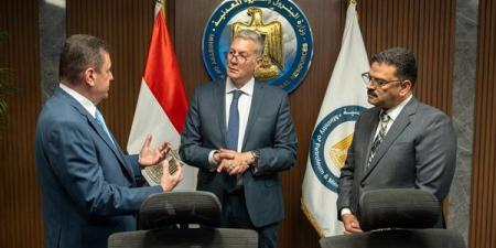 وزير البترول يشهد توقيع مذكرة تفاهم لتنفيذ مشروع تعديني صناعي متكامل