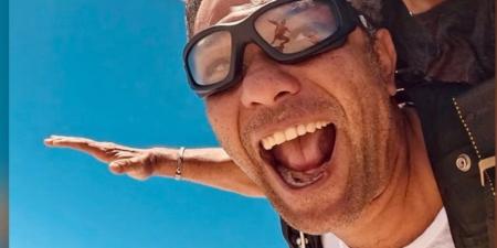 آسر ياسين يخوض مغامرة القفز بالمظلات مع سكاي دايف فاروس