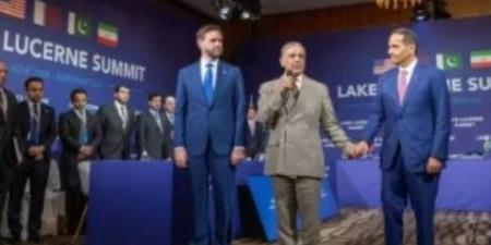 الوفد الإيرانى يرفض الصورة الجماعية مع الوفد الأمريكي خلال قمة سويسرا