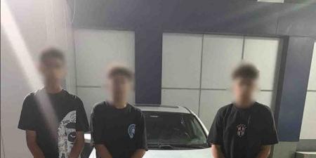 ضبط طالب يقود سيارة برعونة وبرفقته طالبان في وضع خطير أعلى النوافذ بالقاهرة
